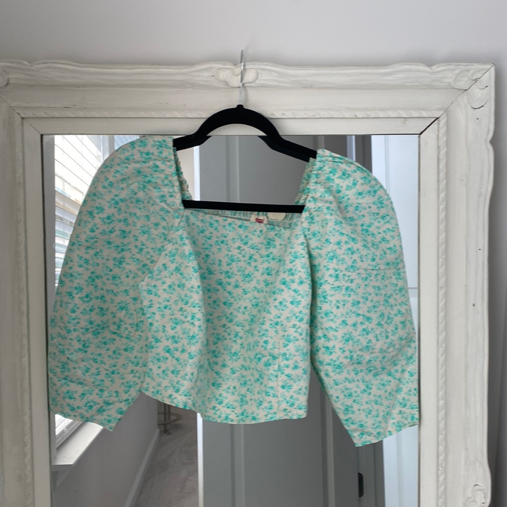 Levi’s cropped puff sleeve top